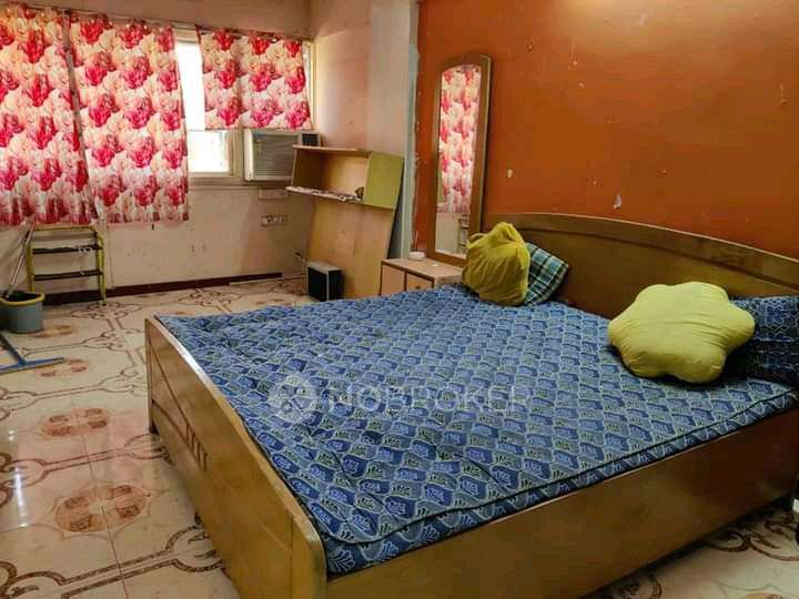 2 BHK Flat In Self Help Co-operative Housing Society For Sale  In Vile Parle West