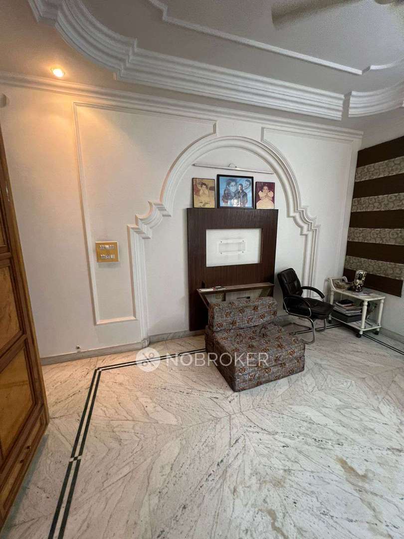 4 BHK House for Rent  In  Model Town