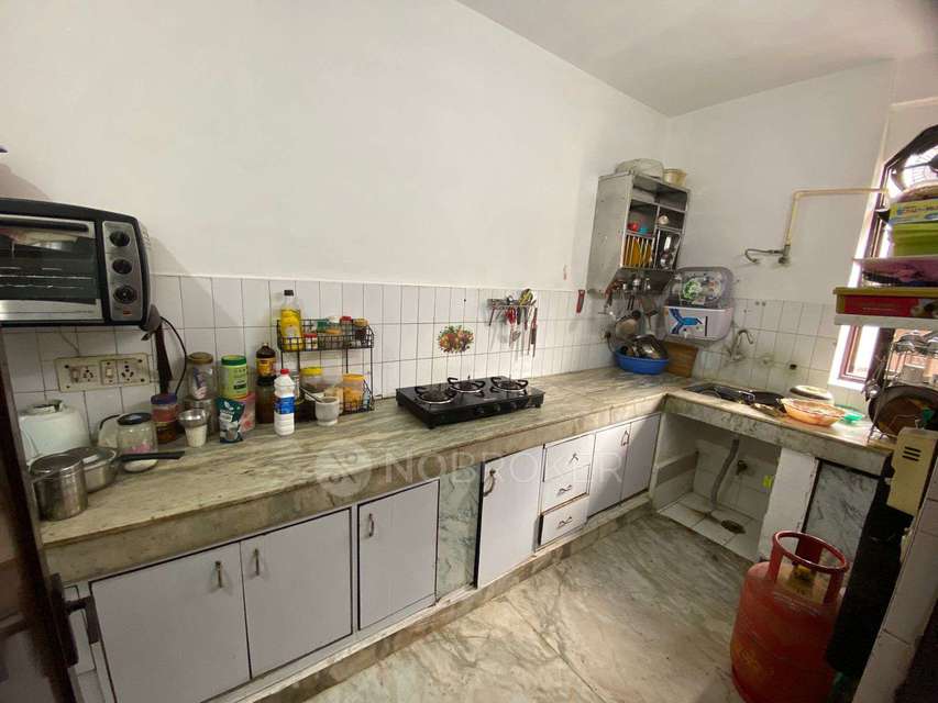 2 BHK Flat In Laxmi Complex For Sale  In Kotla Mubarakpur, South Extension Part 1