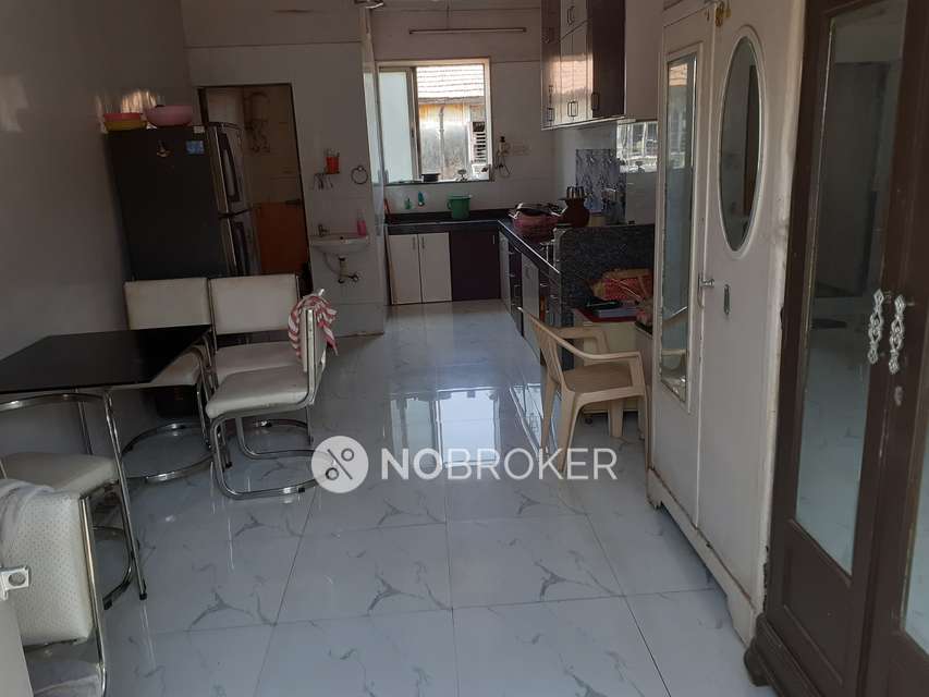 1 BHK Flat In Mangaldas Building For Sale  In Kalbadevi