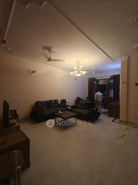 Single Room for Male In 3 BHK  In Sector 43