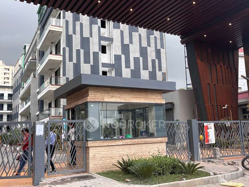 Single Room for Female In 3 BHK  In Signature Global City In Sector 63a