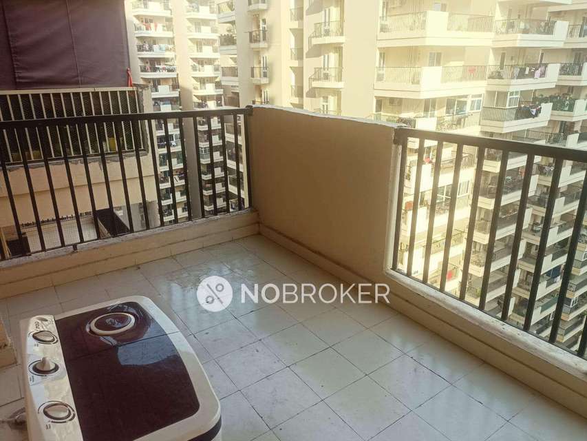 Single Room for Male In 3 BHK  In 11th Avenue In Gaur City 2