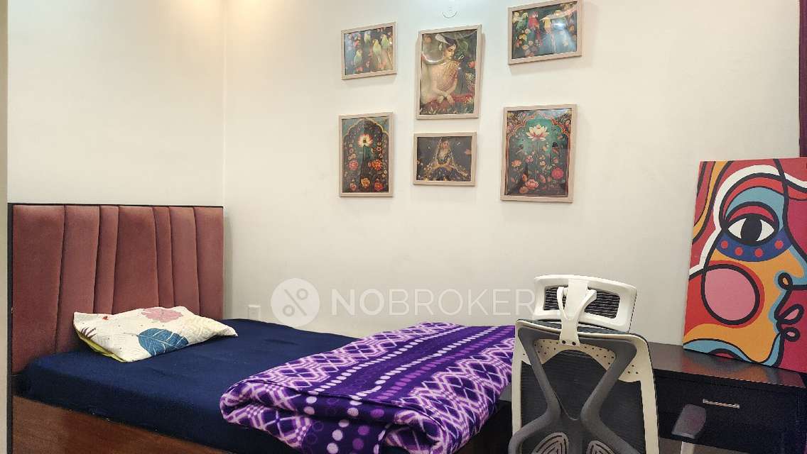 Single Room for Female In 3 BHK  In Gaursons 7th Avenue In Sector 4