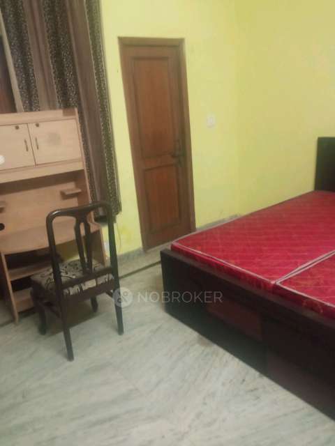 Single Room for Female In 2 BHK  In Sector 52