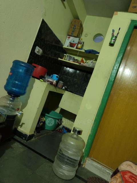 Single Room for Female In 1 RK  In Kundanbagh Apartments In Begumpet