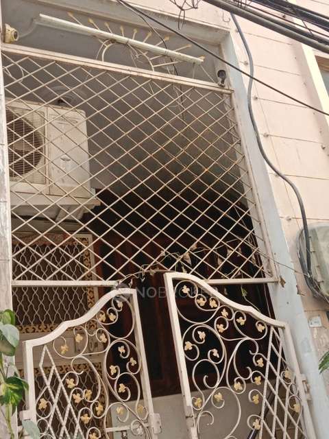 1 BHK Flat In Standalone Buiding for Rent  In Sector 28