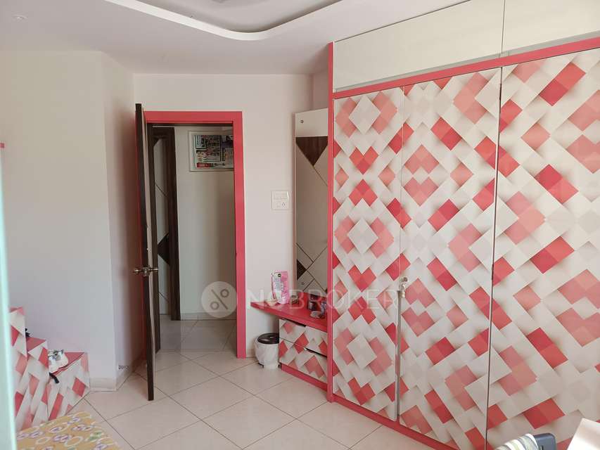 Single Room for Female In 3 BHK  In Magarpatta Daffodils Apartment, Hadapsar In Hadapsar