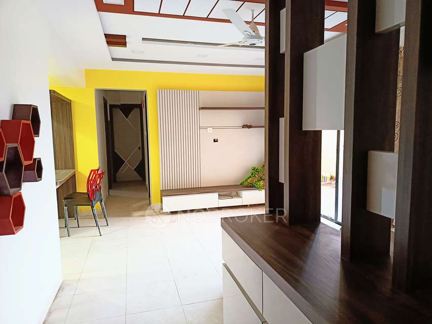 Single Room for Female In 3 BHK  In Magarpatta Daffodils Apartment, Hadapsar In Hadapsar