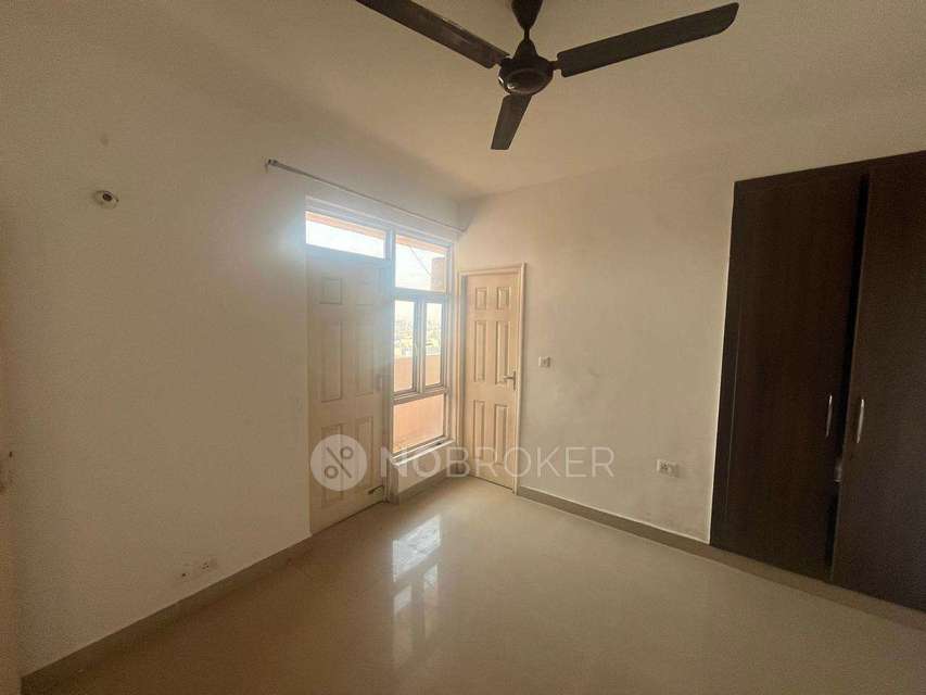 Single Room for Male In 2 BHK  In Supertech Capetown In Sector 74