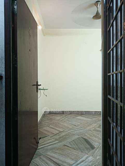 2 BHK Flat In Crystal Square For Sale  In Shenoy Nagar