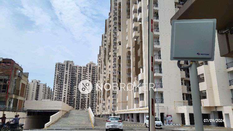 2 BHK Flat In Amrapali Laser Park For Sale  In Tech Zone 4