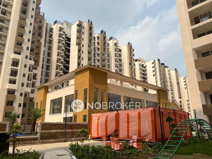 3 BHK Flat In Amrapali Lesiure Park    For Sale  In Techzone 4