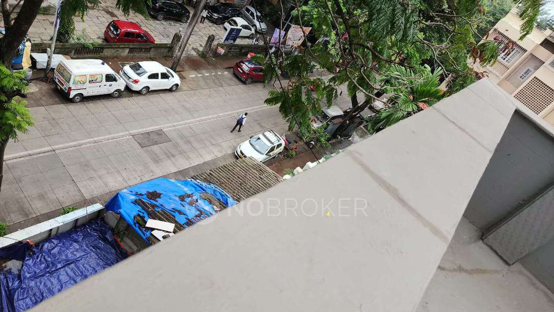 2 BHK Flat In Chiranjeev Society For Sale  In Vile Parle East