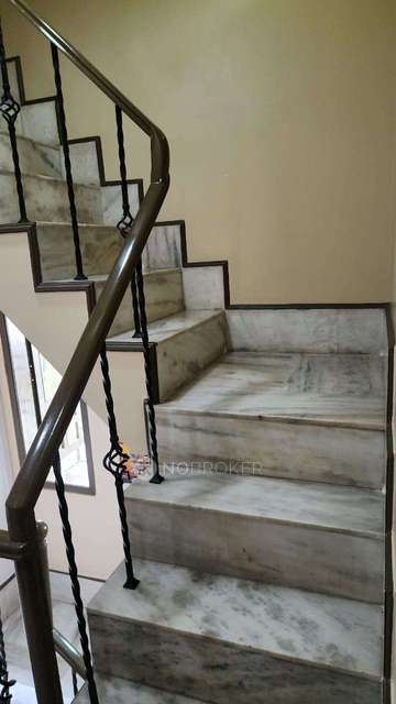 2 BHK Flat In Chiranjeev Society For Sale  In Vile Parle East