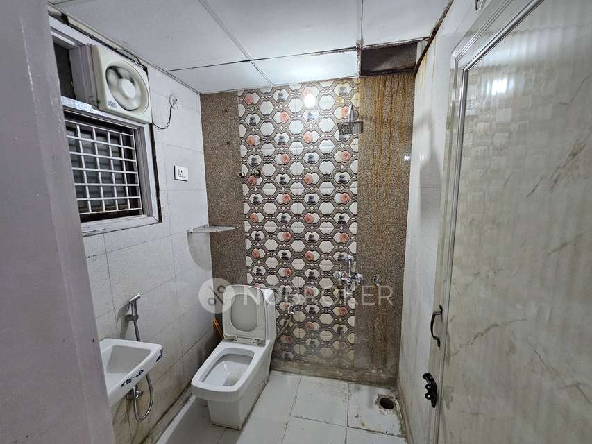 2 BHK Flat In Royal Apartment, Sector 73 For Sale  In Sector 73
