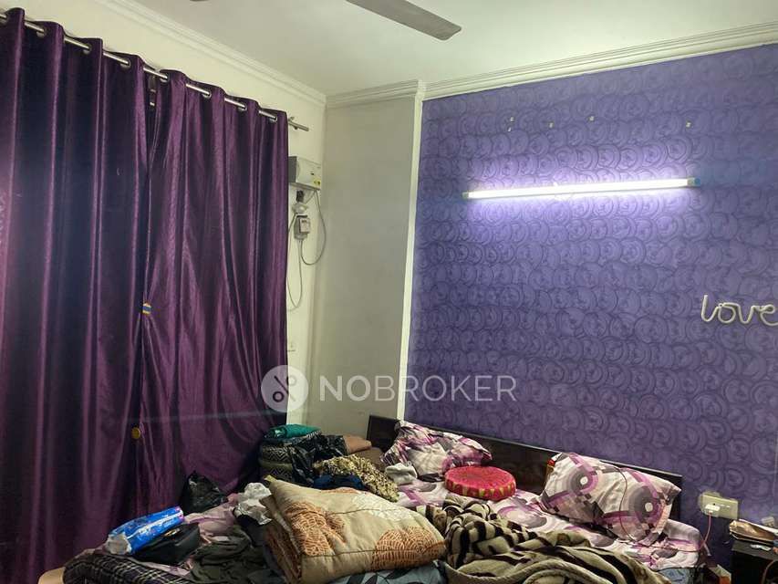 Single Room for Female In 3 BHK  In Amarpali Silicon City, Sector 76 In Sector 76