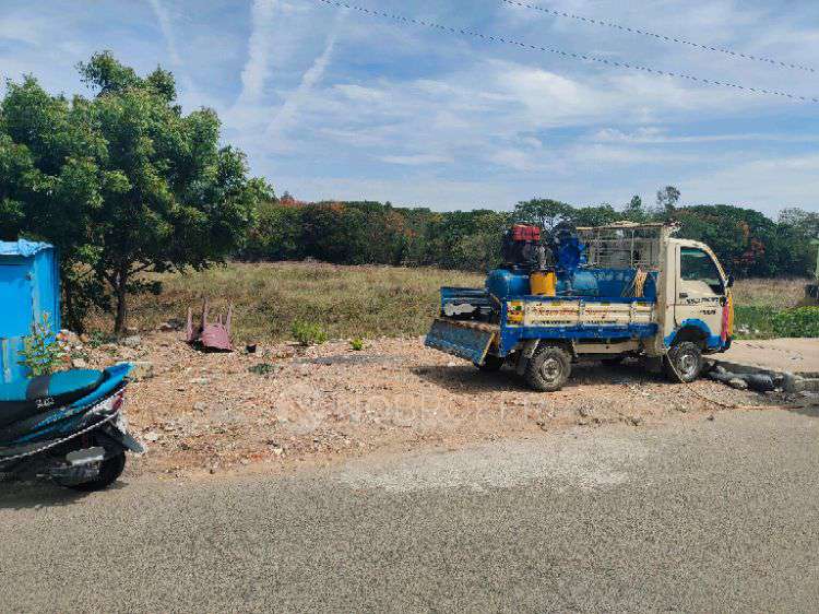 Retail in Toll Plaza, Tharika Tower, Plot No.112, Tambaram - Mudichur - Sriperumbudur Rd, Opposite Varadharajapuram, Sri Bhuvaneswari Nagar West, Royappa Nagar, Tamil Nadu 602109, India, Chennai for sale 