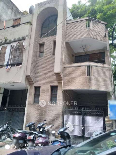 Shop in Ramesh Nagar, Delhi for sale 
