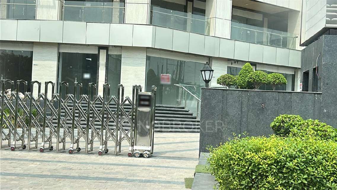 Showroom in Ek Murti, Greater Noida for Rent 