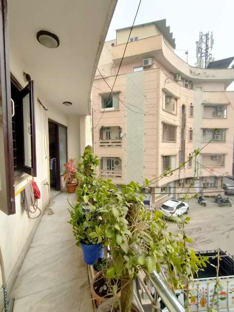 3 BHK Flat In Standalone Building   For Sale  In Shadipur 