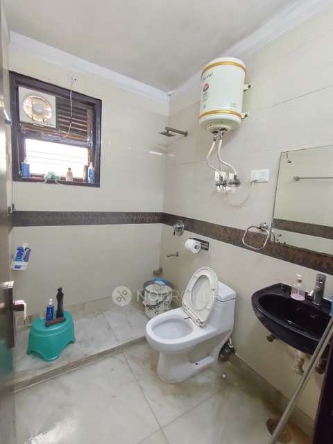 3 BHK Flat In Standalone Building   For Sale  In Shadipur 