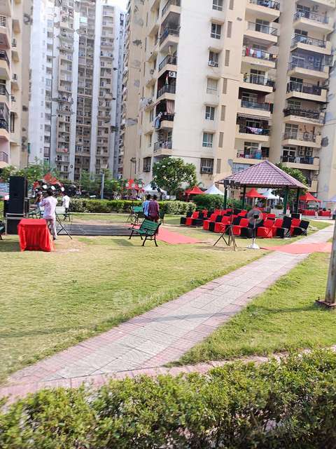 2 BHK Flat In Assotech Windsor Court, Sector-78 For Sale  In Sector-78