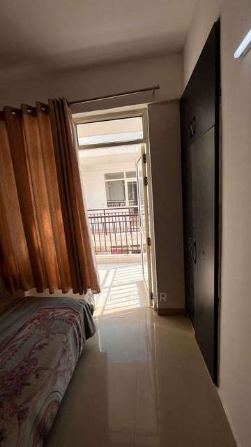 Single Room for Female In 2 BHK  In Apartment In Sector 76