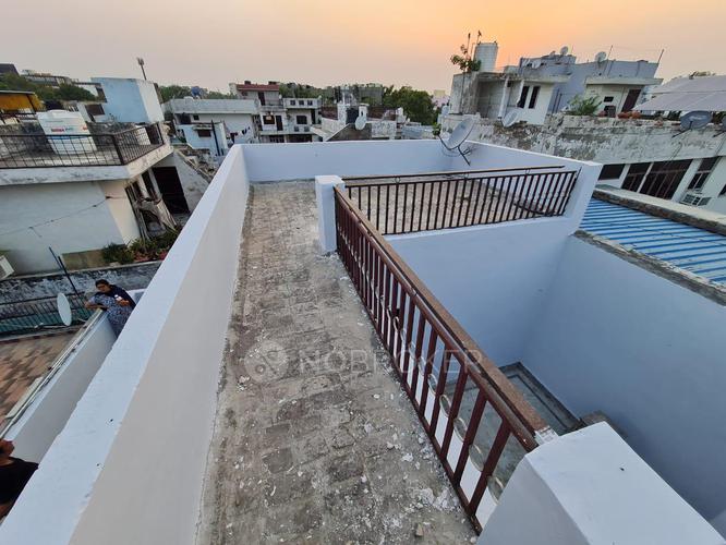 Pundrik Vihar Pitam Pura Rent WITHOUT BROKERAGE Semifurnished 3 BHK
