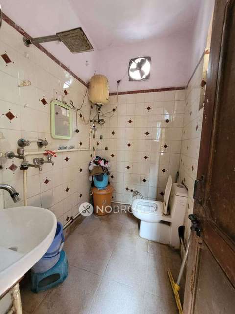 2 BHK Flat In Sb For Sale  In  Shakurpur