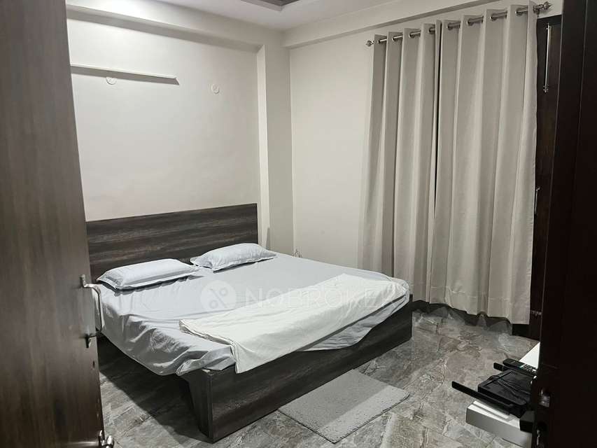 1 BHK Flat In Suncity Road for Rent  In Sector 54