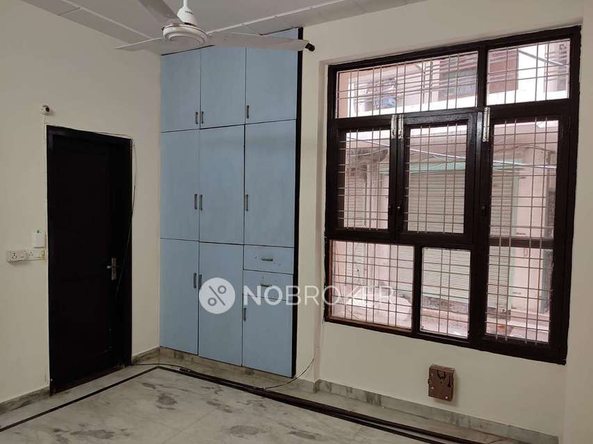 2 BHK Flat In Lotus Lane, Dlf Phase 4 For Sale  In Galleria Market