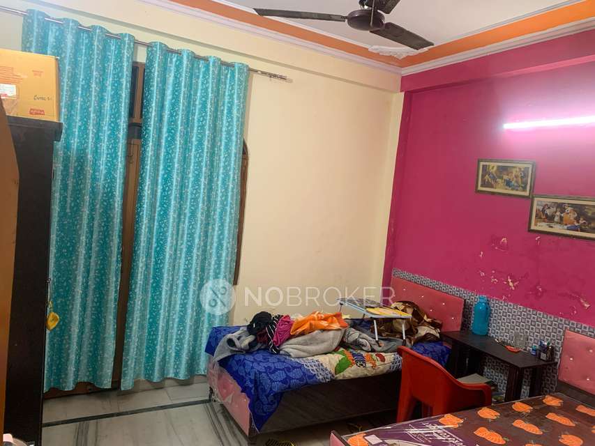 PG for Girls in Alpha 2 Main Market