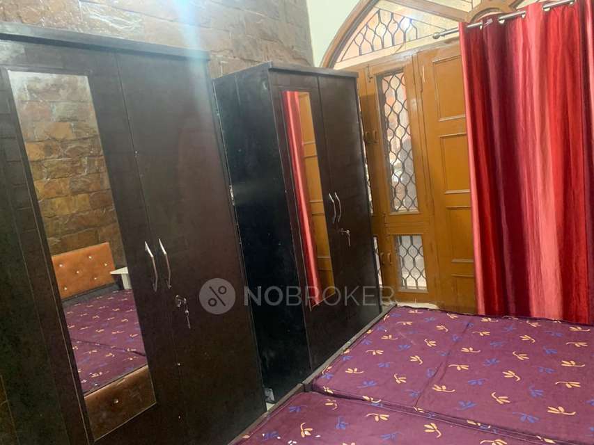 PG for Girls in Alpha 2 Main Market