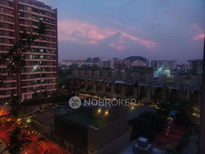 Single Room for Female In 3 BHK  In Mantra Montana In  Dhanori