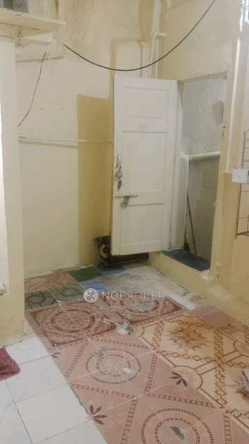 1 RK Flat In Haji Abu Bldg for Rent  In Bhuleshwar