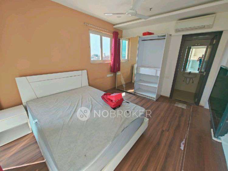 Single Room for Male In 3 BHK  In Phoenix Golfedge Residences In Gachibowli