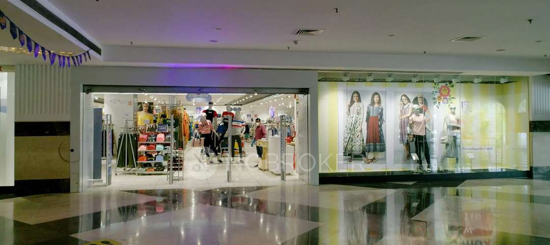 Shop in Beta Ii, Greater Noida for Rent 