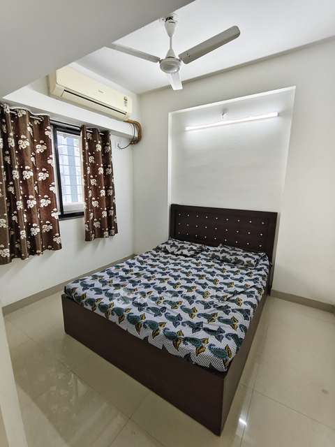 1 BHK Flat In Mhada Building  for Rent  In Goregaon West