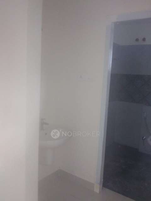 2 BHK Flat In Reliance  For Sale  In Toli Chowki