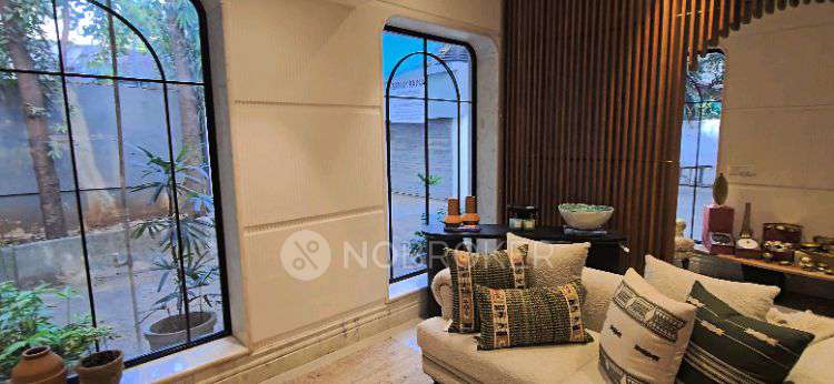 Retail  Property in Khar, Mumbai for Rent 