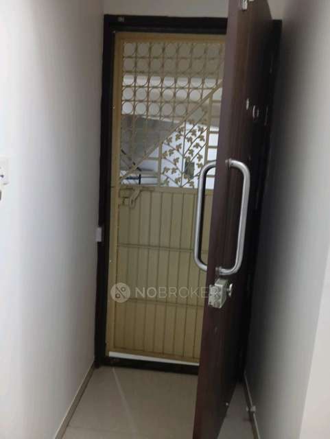 Shared Room for Female In 2 BHK  In Ravinanda Skylights In Wagholi