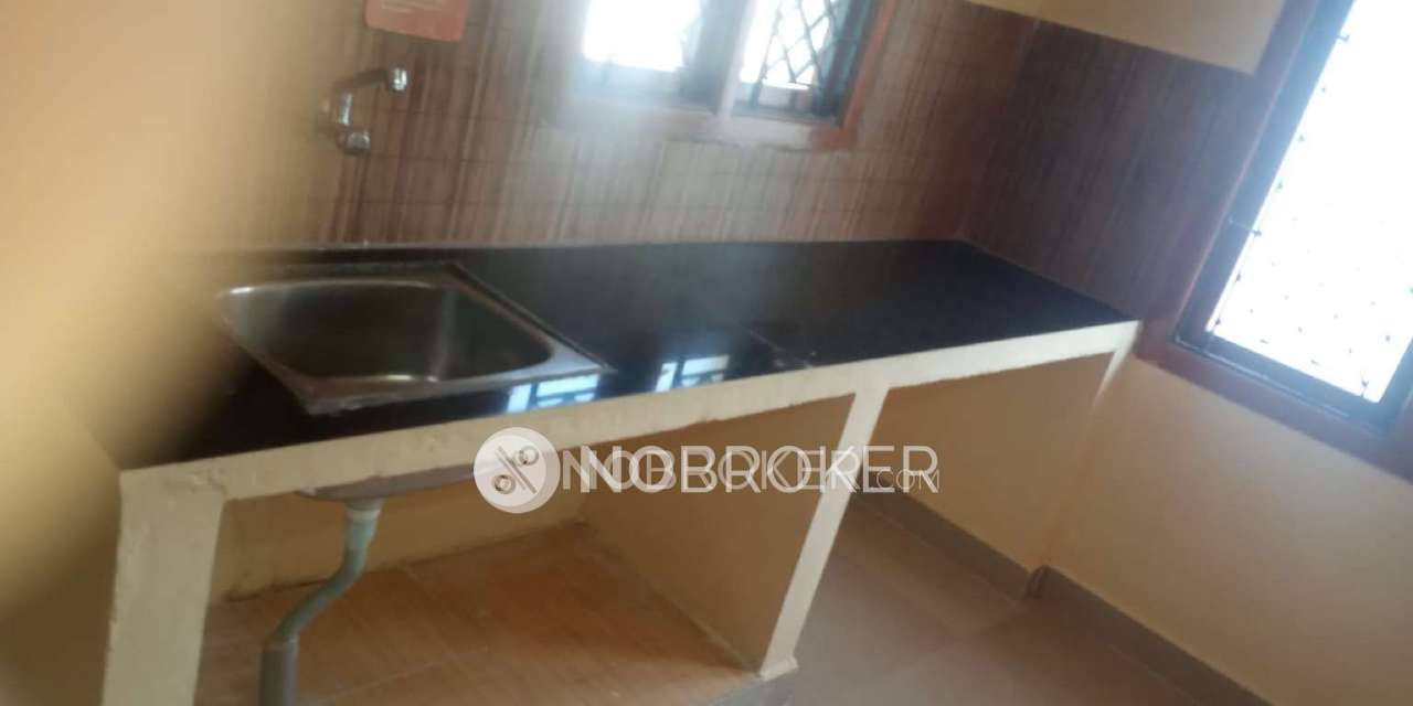 Single Room for Female In 4+ BHK  In Perungudi