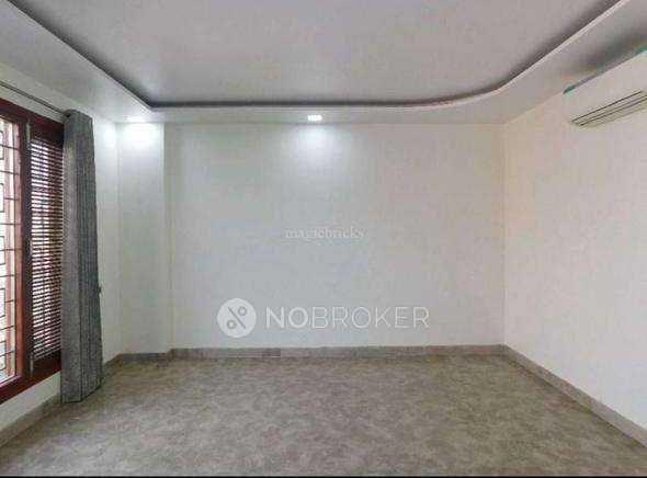 4+ BHK Flat For Sale  In Model Town