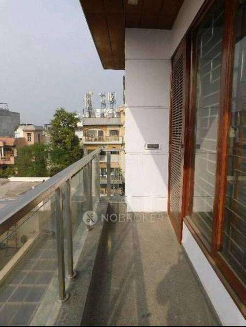 4+ BHK Flat For Sale  In Model Town