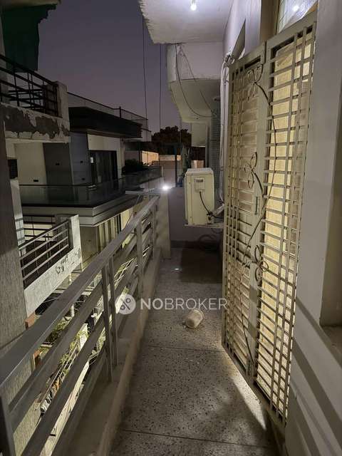 1 RK Flat for Rent  In Janakpuri