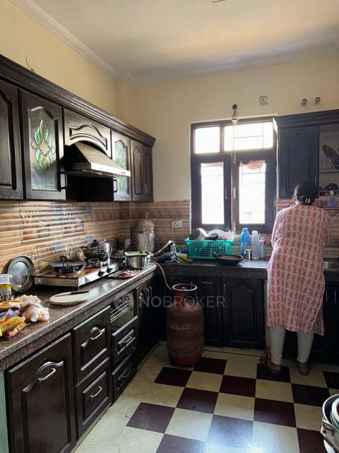 2 BHK Flat In Standalone Building  For Sale  In Janakpuri