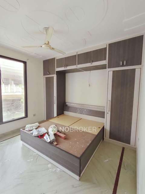3 BHK Flat In Standalone Building  For Sale  In Pitam Pura
