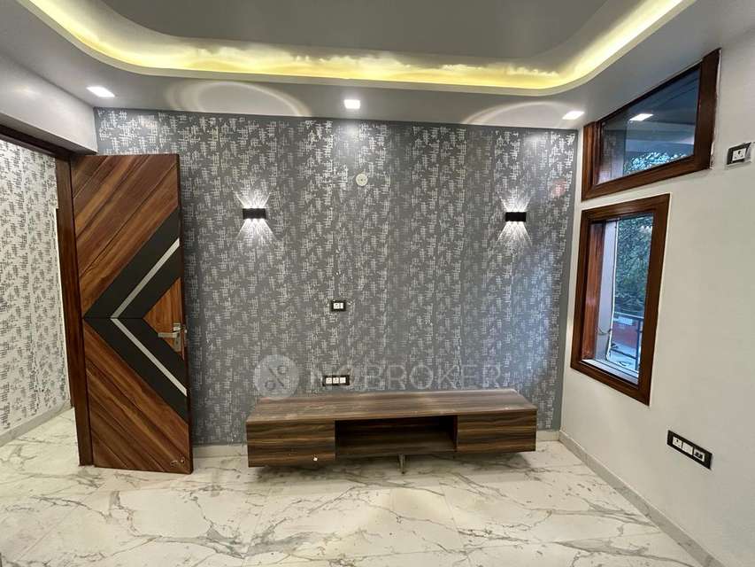 4 BHK Flat In Standalone Building  For Sale  In Meera Bagh