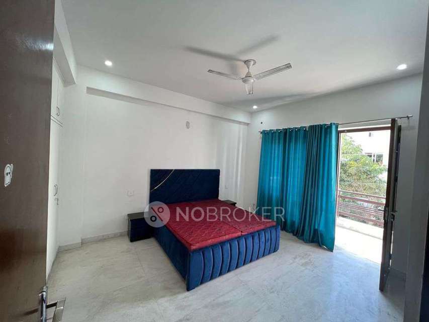 Single Room for Male In 4 BHK  In Sector 45